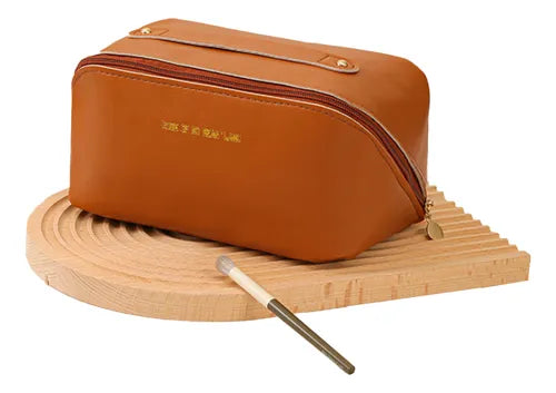 Bolso grande para cosméticos.