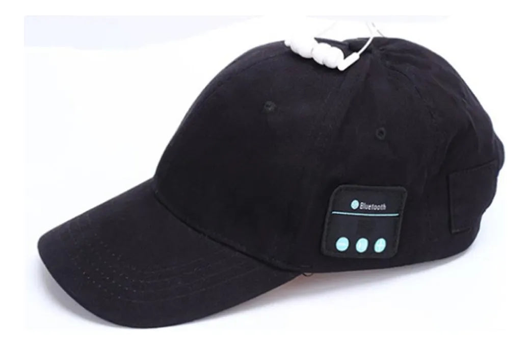 jockey de béisbol con auriculares bluetooth integrados.