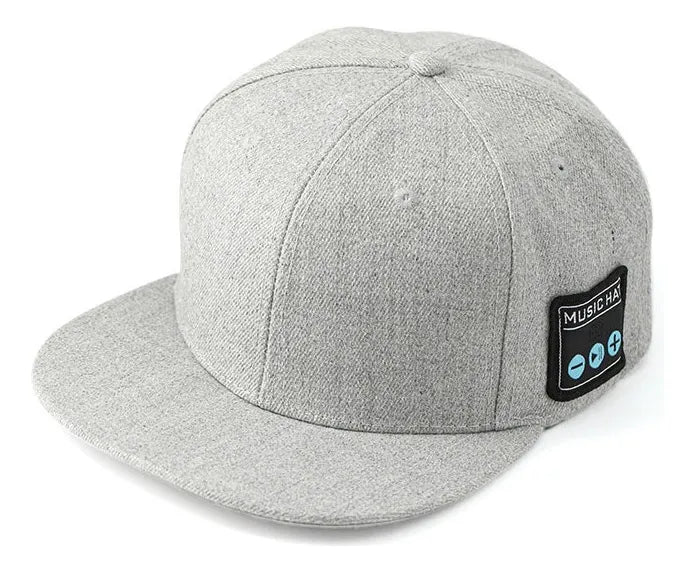 jockey de béisbol con auriculares bluetooth integrados.