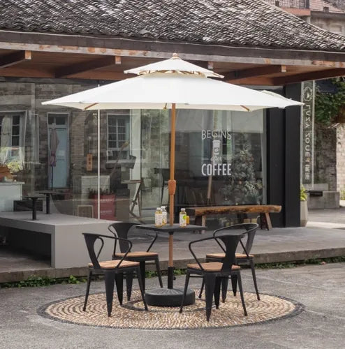 Juego de terraza para exterior con sombrilla y cuatro sillas.