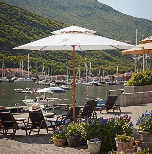 Juego de terraza para exterior con sombrilla y cuatro sillas.