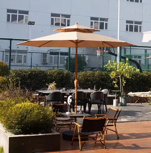 Juego de terraza para exterior con sombrilla y cuatro sillas.