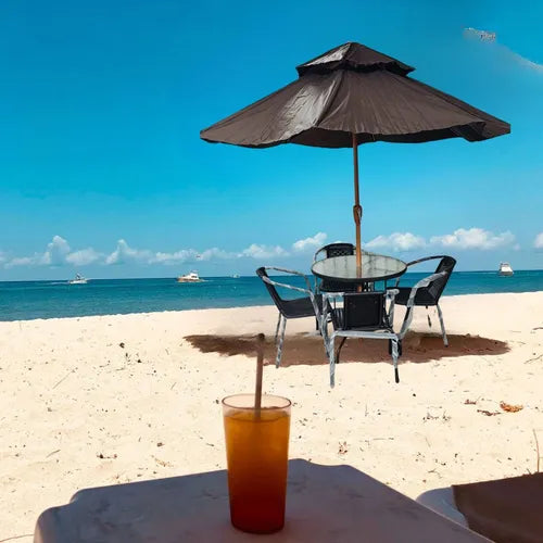 Juego de terraza para exterior con sombrilla y cuatro sillas.