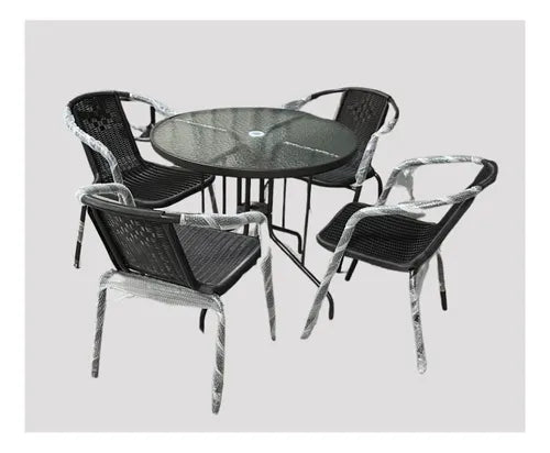 Juego de terraza para exterior con sombrilla y cuatro sillas.