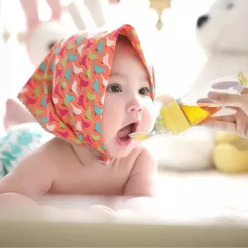 Mamadera de silicona para bebés de colores.