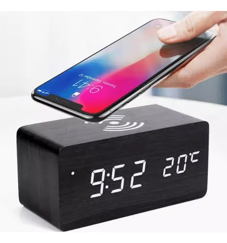 Reloj inalámbrico de madera con carga para teléfono móvil.