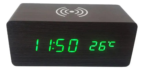 Reloj inalámbrico de madera con carga para teléfono móvil.