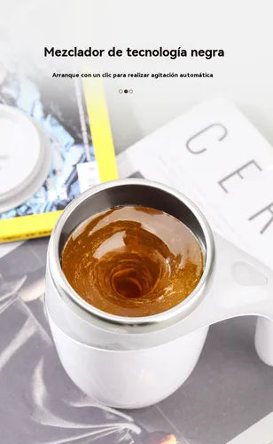 Taza agitadora de café automática.